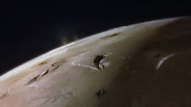 “朱诺”号飞船上的“朱诺相机”捕捉到了木星卫星木卫一地平线上升起的两股火山烟柱。这张照片拍摄于2月3日，距离大约2400英里（3800公里）。