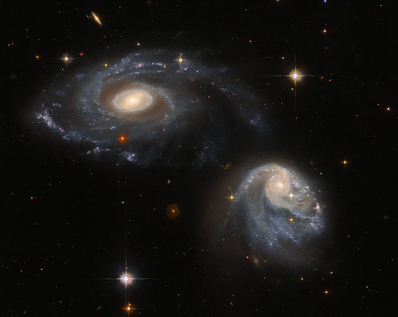 Arp-Madore 608-333。图片来源：ESA/Hubble & NASA, Dark Energy Survey/DOE/FNAL/DECam/CTIO/NOIRLab/NSF/AURA, J. Dalcanton