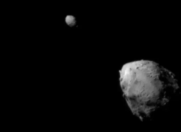 本次任务的目标，右下为Didymos，左上为伴星Dimorphos。（图片来源：NASA/JHUAPL）