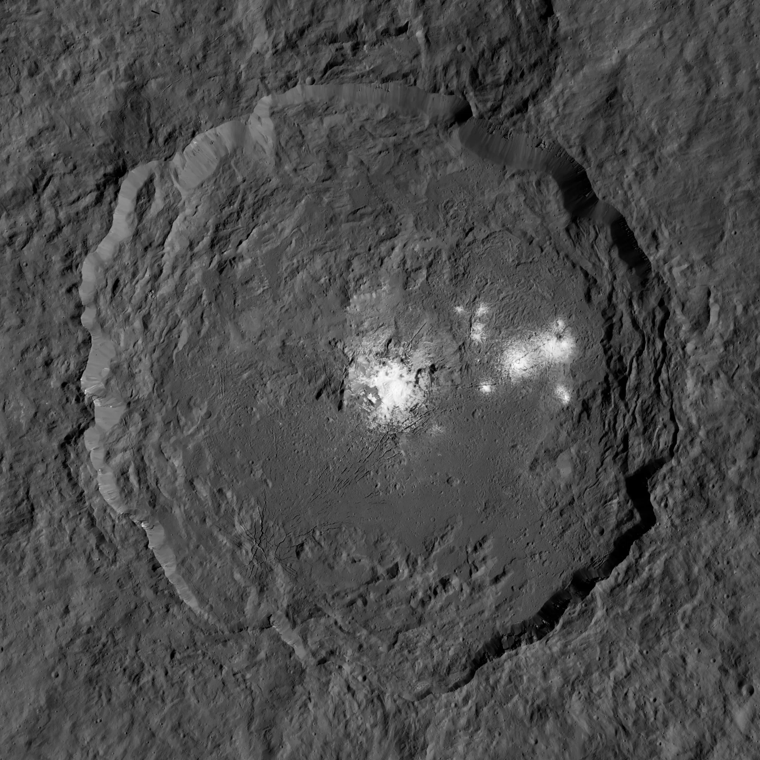 谷神星欧卡托撞击坑（Occator）的亮斑，由曙光号拍摄。来源：JPL