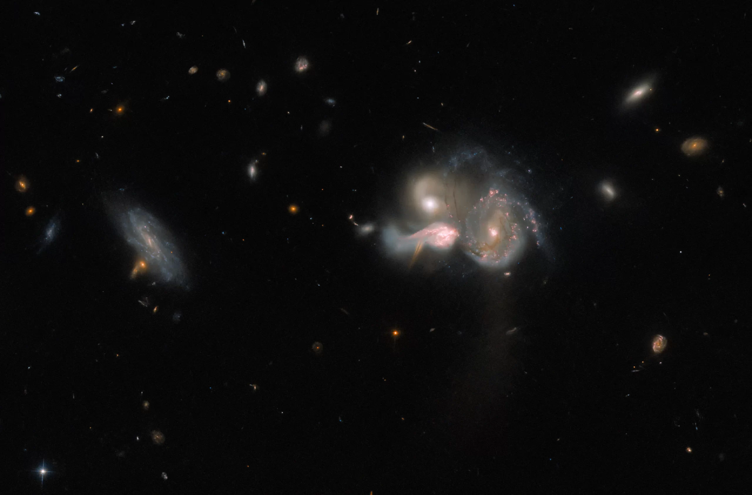 哈勃太空望远镜拍摄的牧夫座中的三个星系正走向碰撞。（图片来源：ESA/Hubble & NASA，M. Sun）