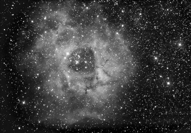 地面拍摄的玫瑰星云的照片，其中央位置有一个与之成协的疏散星团NGC 2244。