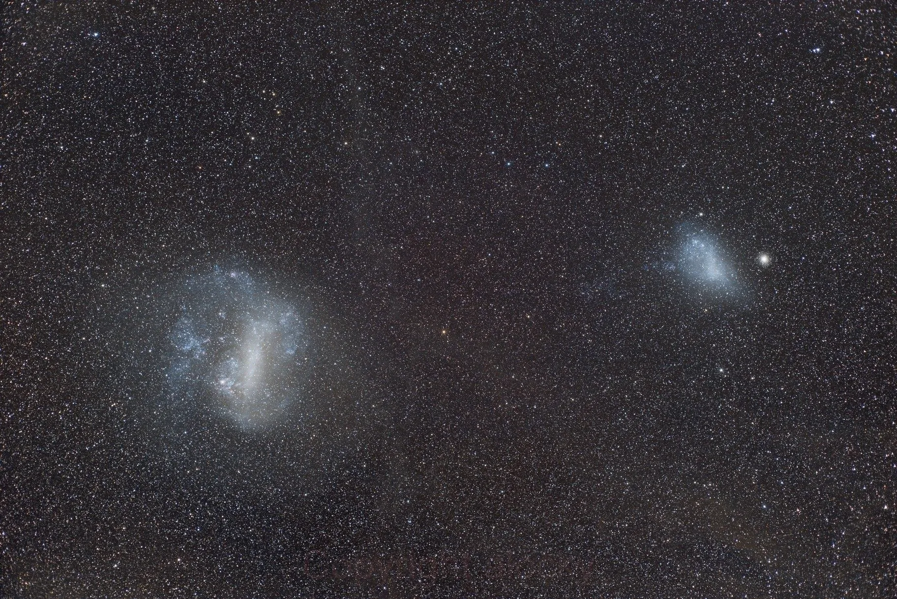 大麦哲伦星系和小麦哲伦星系。图片来源：Andrew Lockwood