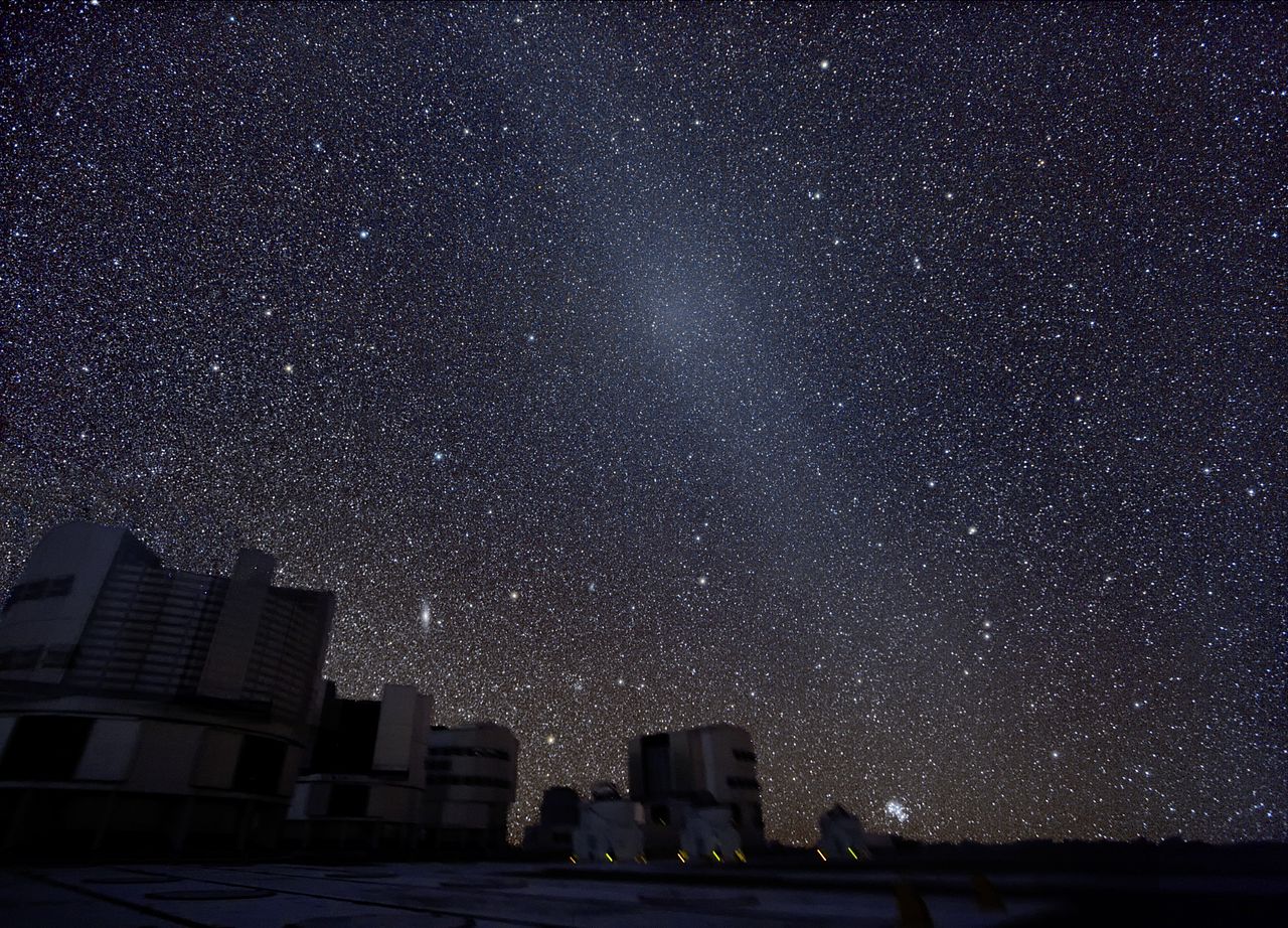 智利超大望远镜VLT旁拍摄的对日照图像。取自维基百科。图片版权：ESO/Y. Beletsky。