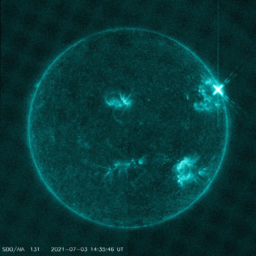 美国太阳动力学天文台（SDO）于7月3日捕捉到了这一闪焰（见太阳右上角十字处）。