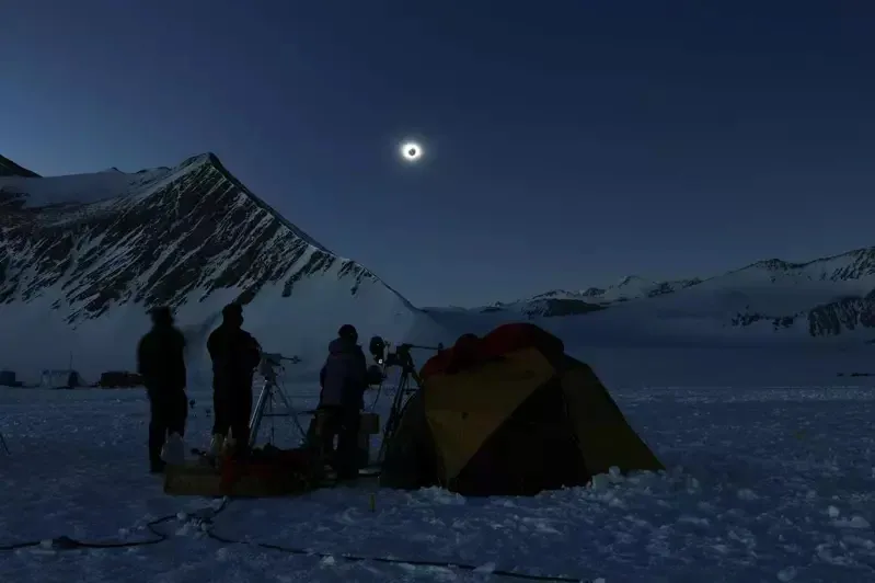 南极地区2021年12月4日清晨出现日全食。美联社