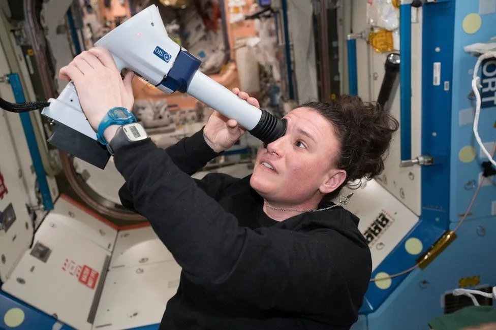 太空人Serena Auñón-Chancellor在国际太空站上使用眼底镜检查眼睛。