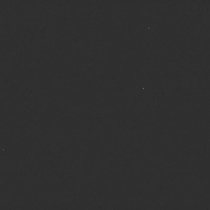 2021年12月7日由DRACO取得的首张影像，内含12颗恒星。（点击图片可放大）