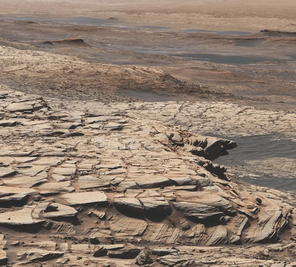 好奇号在第2,729个火星日拍摄盖尔陨石坑的景观。在这位置，好奇号钻“爱丁堡”孔，获得富含碳12的样品。