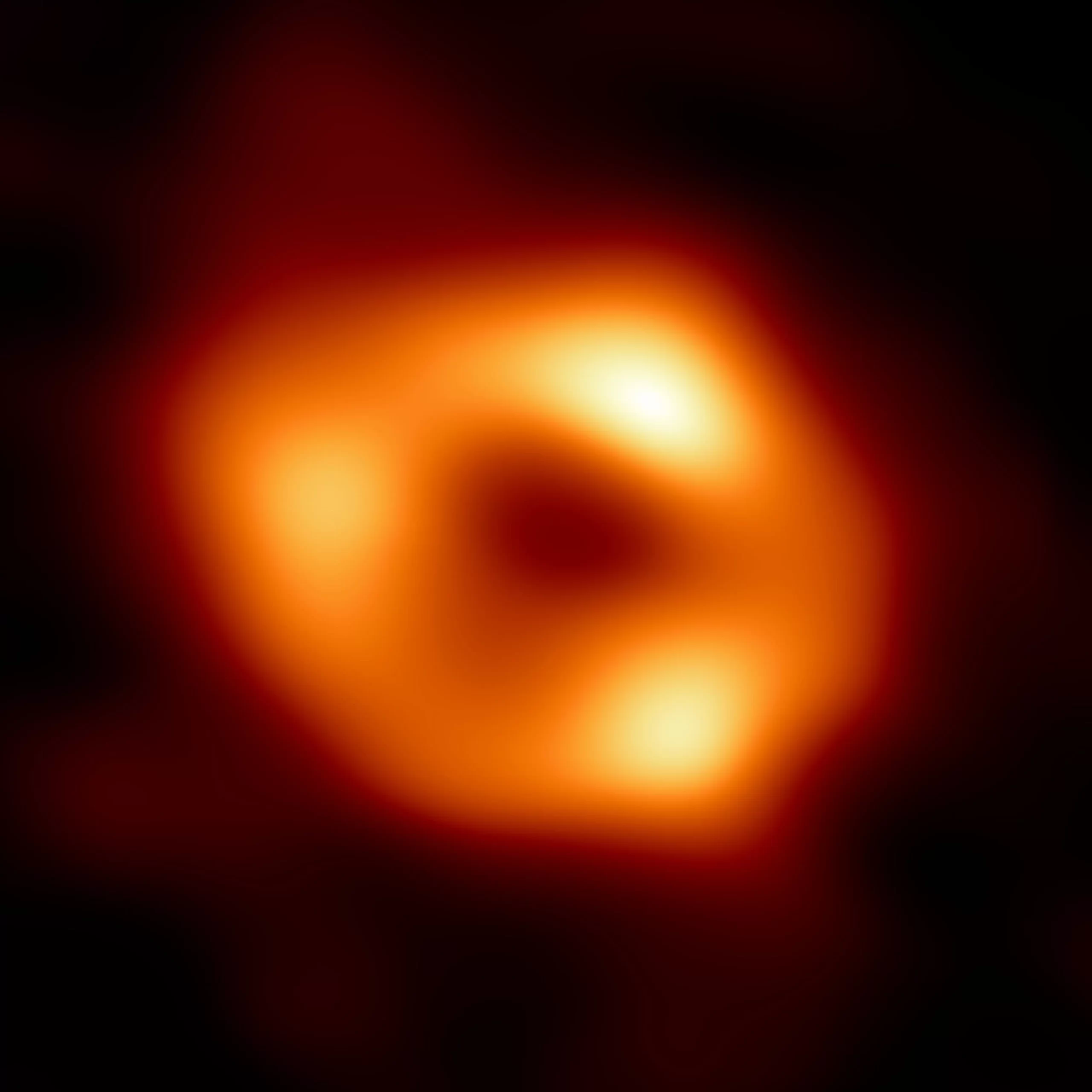 银河系中心超大质量黑洞人马座A星的第一张照片