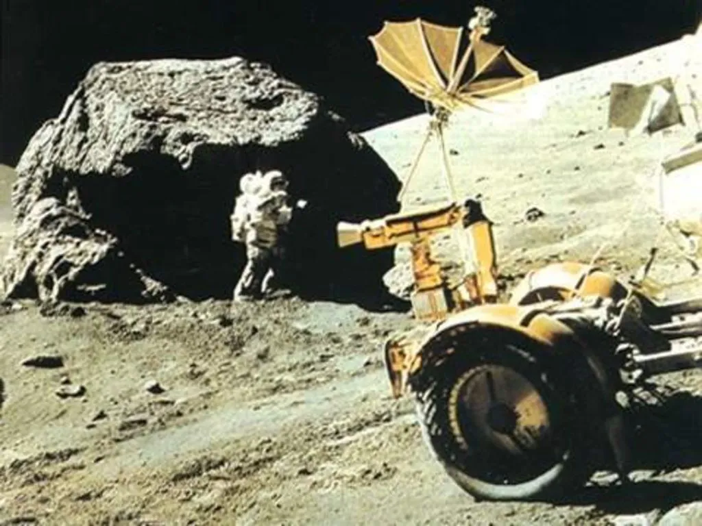 宇航员在采集月球表面的岩石与尘埃。
