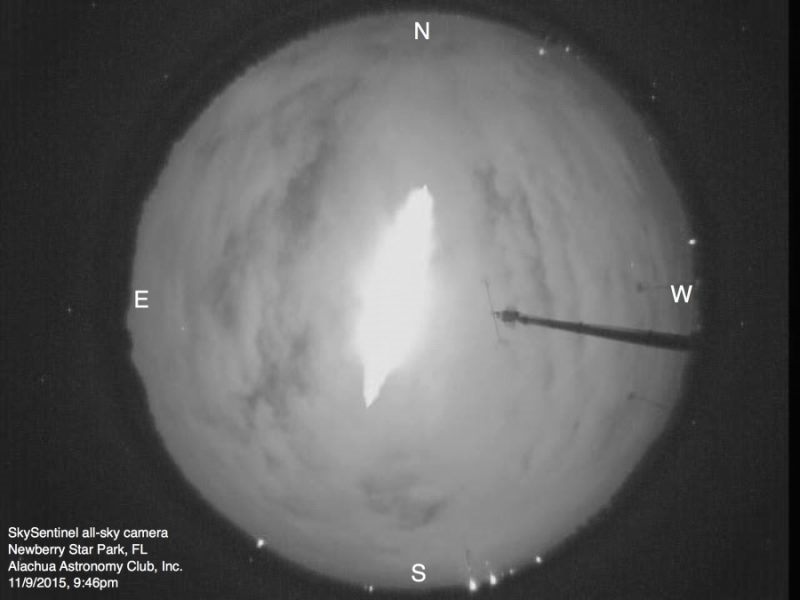 虽逢阴天，但2015年的金牛座流星雨没让人失望，美国佛罗里达州目击超大火流星。图片来源：EARTH Sky
