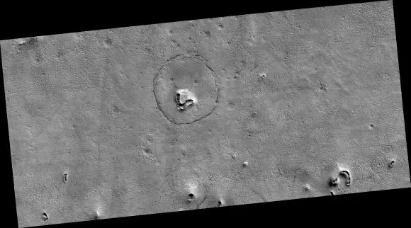 火星上熊脸陨石坑的区域。图片来源：NASA/JPL-Caltech/UArizona.