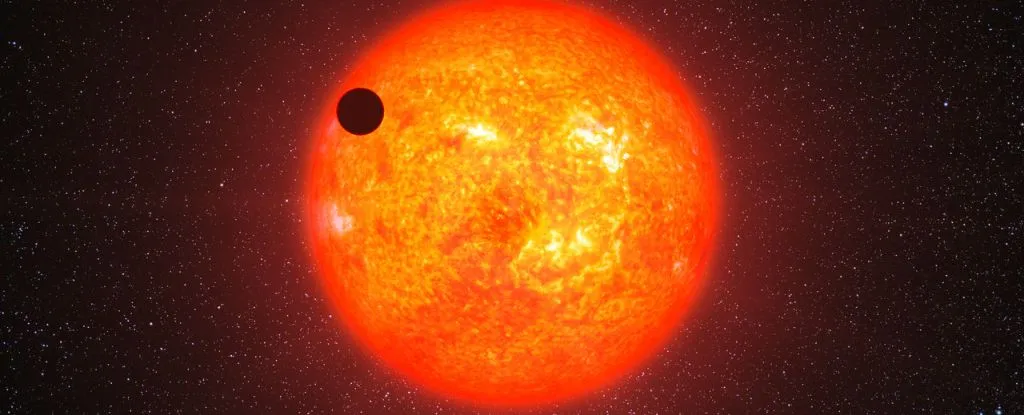 围绕红矮星运行的岩石系外行星（左上方之黑圆圈）的示意图。An artist's impression of a rocky exoplanet orbiting a red dwarf star. (ESO/L. Calçada)