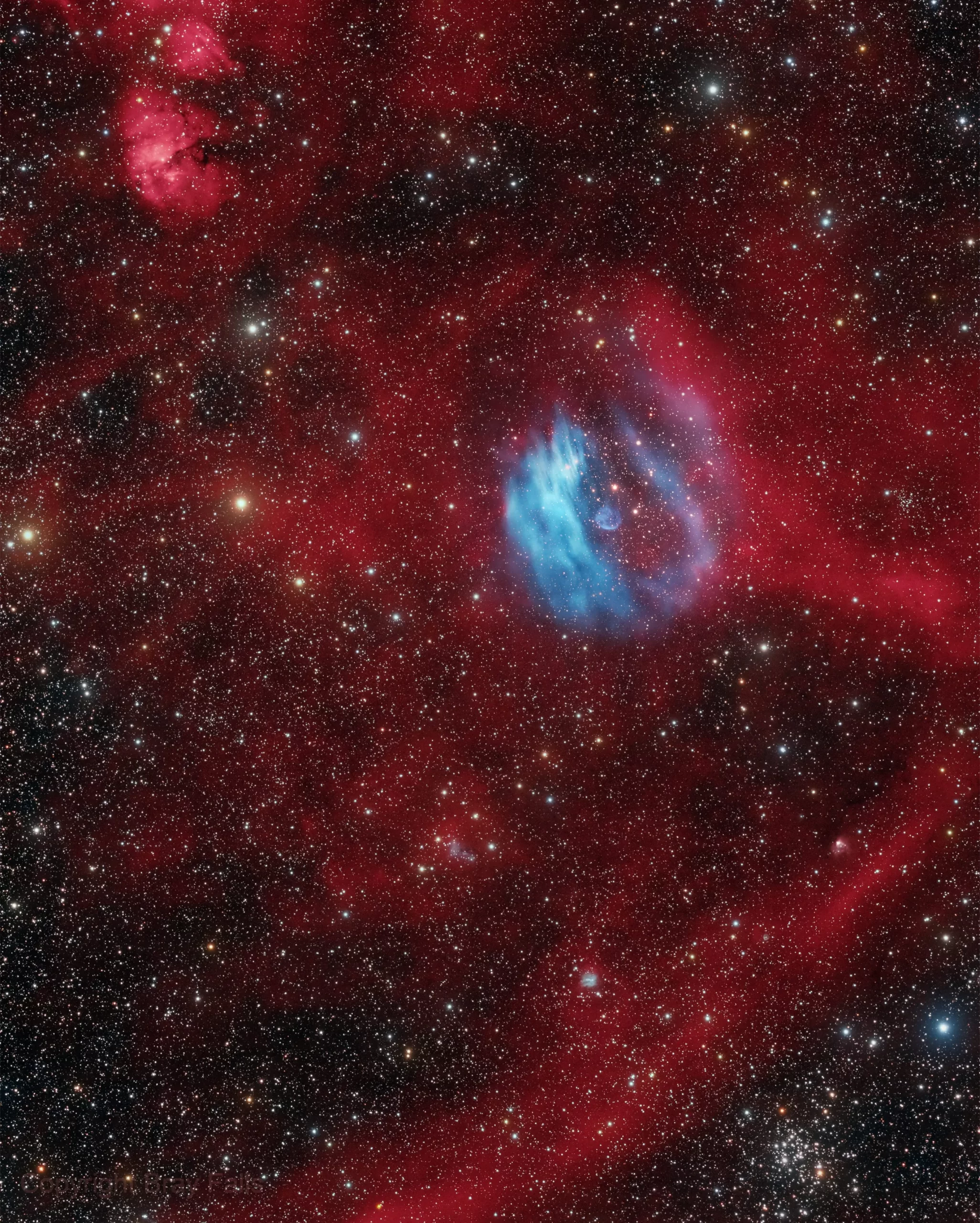 天文摄影师Bray Falls将其发现的第一个星云命名为凯伯水晶星云，就在麒麟座M50疏散星团（画面右下角）的近旁。来源：astrobin