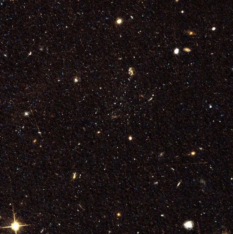 图中是3个星系之一Scl-MM-dw5，它的恒星聚集在中心位置。图片来源：NASA, HST-GO-15938, PI: Mutlu-Pakdil