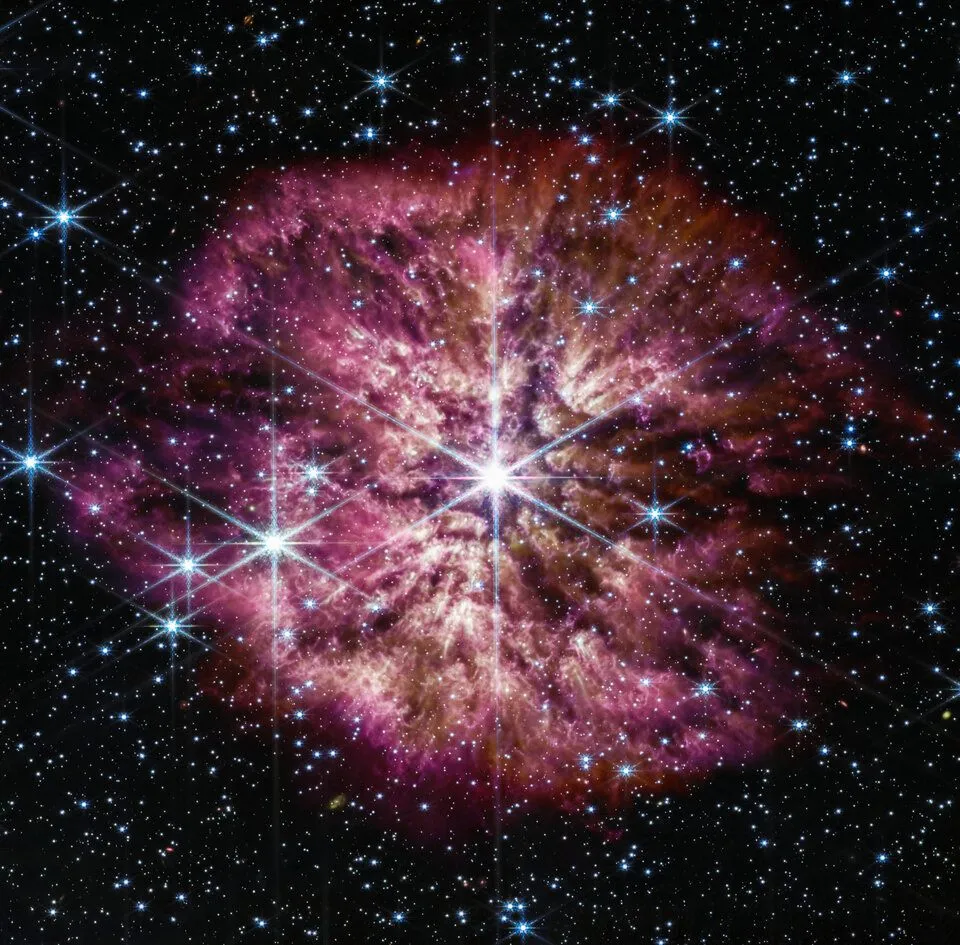 位于中间发出明亮光芒的恒星即为Wolf-Rayet 124（NIRCam和MIRI合成图像）。