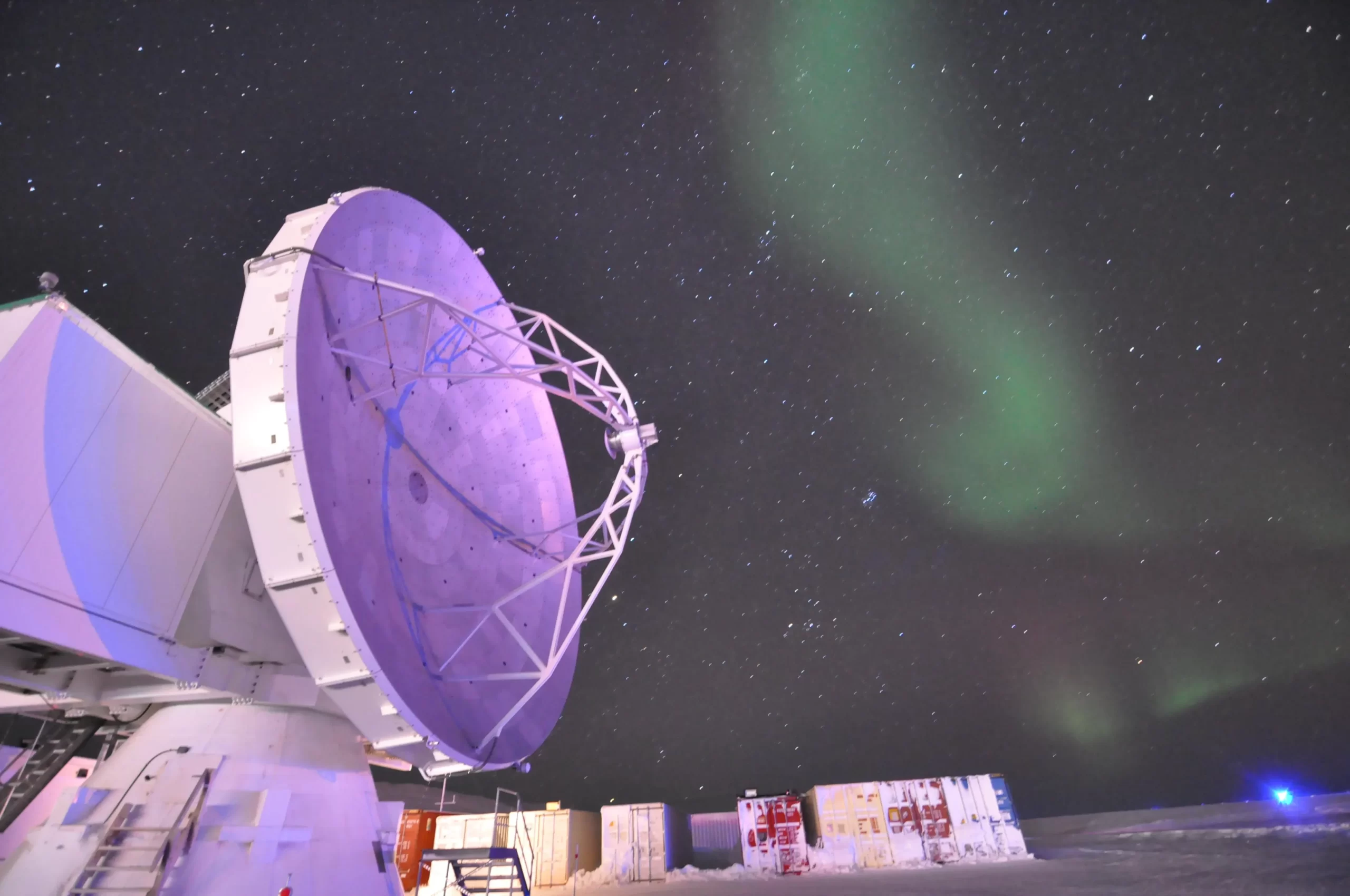 格陵兰望远镜（GLT）与极光。图片来源：松下聪树/中研院天文所。