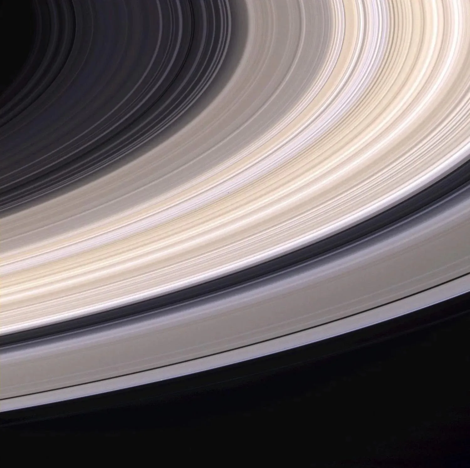 土星环的条纹颜色可能来自于被困在环冰中的少量杂质所造成。Saturn's rings may get their striated colors from the small concentrations of contaminates that become trapped in the rings' ice. (Credit: NASA/JPL/Space Science Institute)