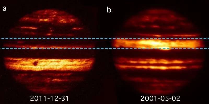 地面红外望远镜拍摄的木星5微米波段辐射影像。从2001年5月到2011年12月，可以看到北赤道带（蓝色虚线之间）辐射亮度的显著变化。Images from a ground-based infra-red telescope, showing Jupiter at 5 micron wavelength radiation. The remarkable change between May 2001 and December 2011 in the North Equatorial Belt (highlighted between the dashed blue lines) can be seen. Image: Arrate Antuñano/NASA/IRTF/NSFCam/SpeX