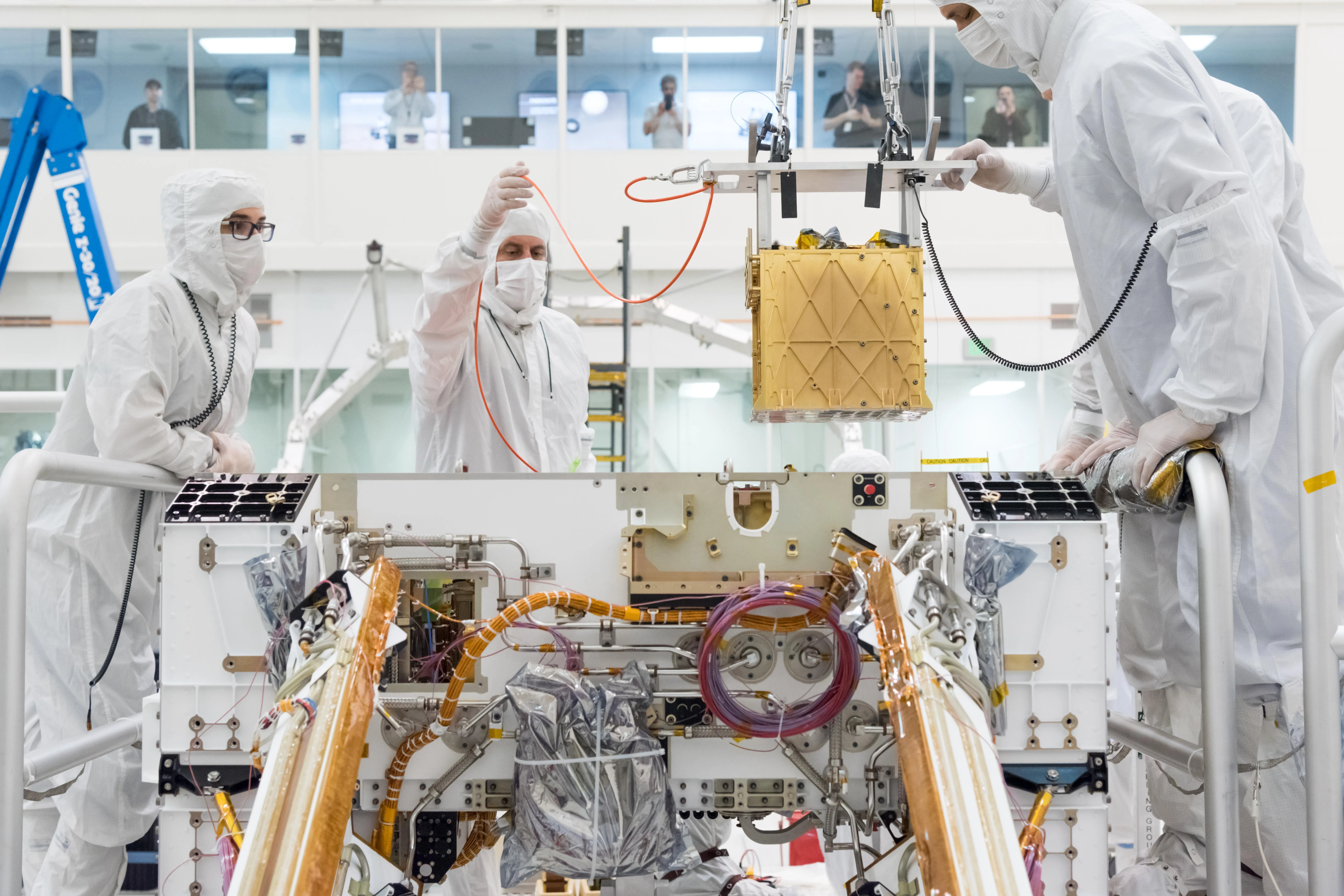 MOXIE于2019年被放入毅力号的底盘，任务期间共16次从火星大气中提取氧气。MOXIE being inserted into Perseverance prior to the mission. (NASA/JPL-Caltech)